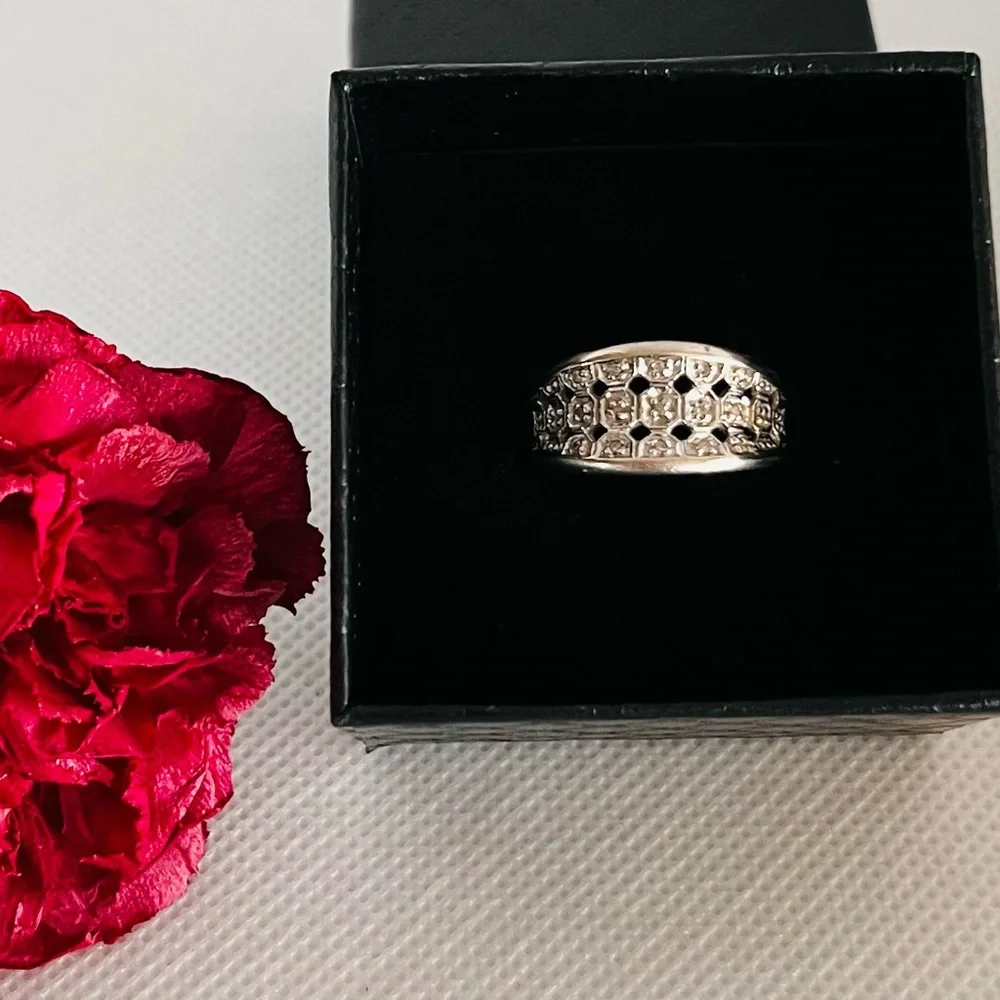 Elegant “Connection” Design Genuine Silver Band Ring - Size 6.5 - Picture 4 of 4